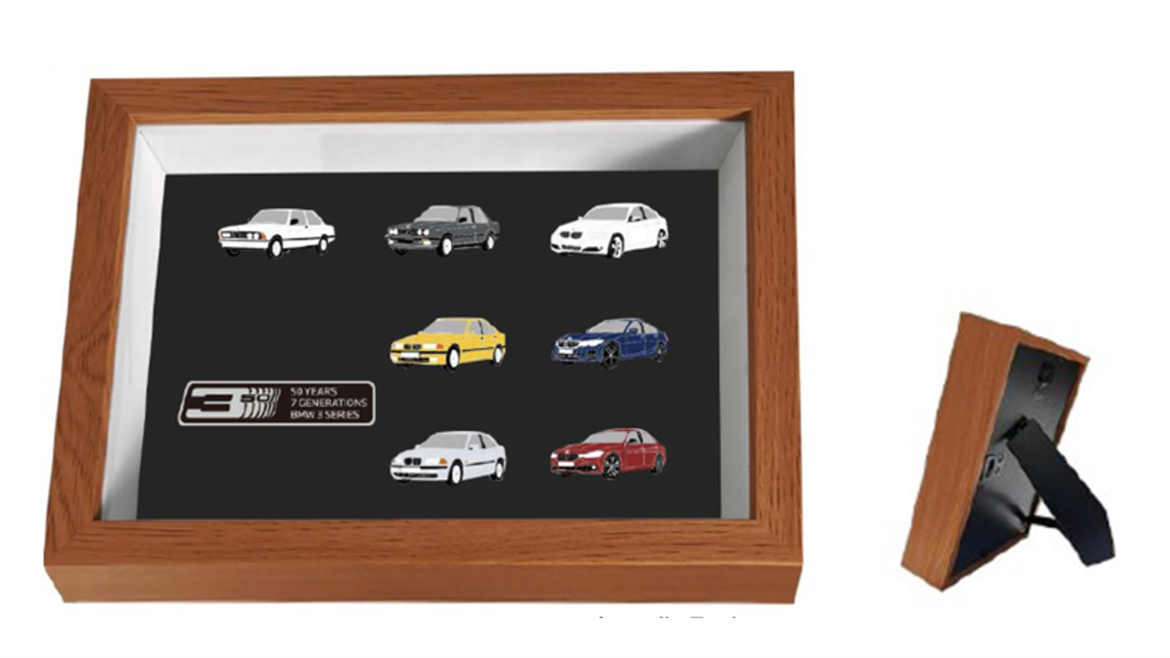 「BMW 3シリーズ 50周年記念ピンバッジ」